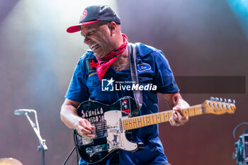 2024-07-08 - Tom Morello, stage name of Thomas Baptiste Morello, during his live performs at Villafranca Castle for his The Atlas Underground Fire World Tour 2024, on July 8, 2024 in Villafranca di Verona, Italy. - TOM MORELLO - THE ATLAS UNDEGROUND FIRE - CONCERTS - SINGER AND ARTIST