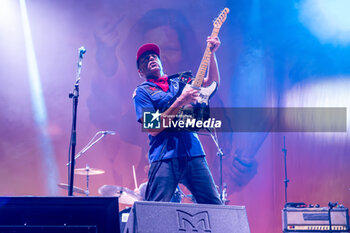 2024-07-08 - Tom Morello, stage name of Thomas Baptiste Morello, during his live performs at Villafranca Castle for his The Atlas Underground Fire World Tour 2024, on July 8, 2024 in Villafranca di Verona, Italy. - TOM MORELLO - THE ATLAS UNDEGROUND FIRE - CONCERTS - SINGER AND ARTIST