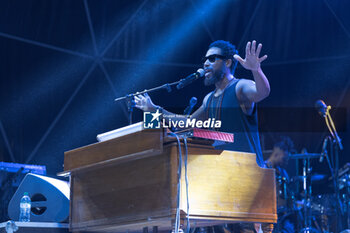 2024-07-10 - Cory Henry singing on stage during the Music for yo solul world tour 2024, at the Villa Ada Festival in Rome, Italy, on July 10, 2024 - CORY HENRY - MUSIC FOR YO SOUL WORLD TOUR 2024 - ROMA - CONCERTS - SINGER AND ARTIST