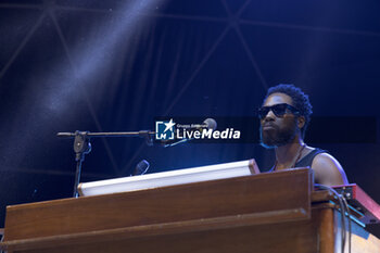 2024-07-10 - Cory Henry singing on stage during the Music for yo solul world tour 2024, at the Villa Ada Festival in Rome, Italy, on July 10, 2024 - CORY HENRY - MUSIC FOR YO SOUL WORLD TOUR 2024 - ROMA - CONCERTS - SINGER AND ARTIST