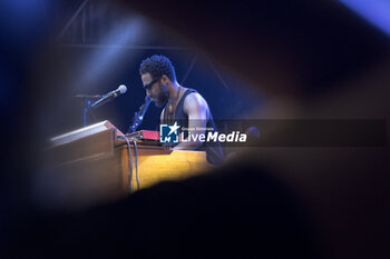 2024-07-10 - Cory Henry singing on stage during the Music for yo solul world tour 2024, at the Villa Ada Festival in Rome, Italy, on July 10, 2024 - CORY HENRY - MUSIC FOR YO SOUL WORLD TOUR 2024 - ROMA - CONCERTS - SINGER AND ARTIST