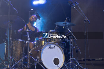 2024-07-10 - Cory Henry singing on stage during the Music for yo solul world tour 2024, at the Villa Ada Festival in Rome, Italy, on July 10, 2024 - CORY HENRY - MUSIC FOR YO SOUL WORLD TOUR 2024 - ROMA - CONCERTS - SINGER AND ARTIST