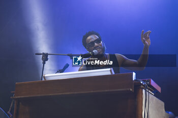 2024-07-10 - Cory Henry singing on stage during the Music for yo solul world tour 2024, at the Villa Ada Festival in Rome, Italy, on July 10, 2024 - CORY HENRY - MUSIC FOR YO SOUL WORLD TOUR 2024 - ROMA - CONCERTS - SINGER AND ARTIST