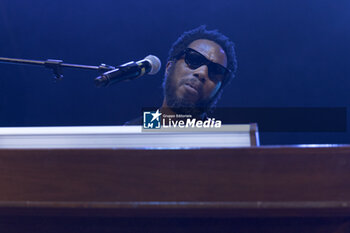 2024-07-10 - Cory Henry singing on stage during the Music for yo solul world tour 2024, at the Villa Ada Festival in Rome, Italy, on July 10, 2024 - CORY HENRY - MUSIC FOR YO SOUL WORLD TOUR 2024 - ROMA - CONCERTS - SINGER AND ARTIST