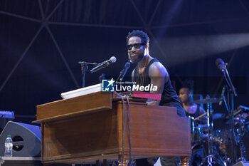 2024-07-10 - Cory Henry singing on stage during the Music for yo solul world tour 2024, at the Villa Ada Festival in Rome, Italy, on July 10, 2024 - CORY HENRY - MUSIC FOR YO SOUL WORLD TOUR 2024 - ROMA - CONCERTS - SINGER AND ARTIST