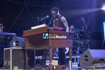 2024-07-10 - Cory Henry singing on stage during the Music for yo solul world tour 2024, at the Villa Ada Festival in Rome, Italy, on July 10, 2024 - CORY HENRY - MUSIC FOR YO SOUL WORLD TOUR 2024 - ROMA - CONCERTS - SINGER AND ARTIST