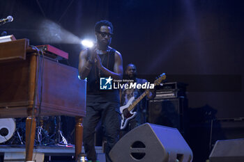 2024-07-10 - Cory Henry singing on stage during the Music for yo solul world tour 2024, at the Villa Ada Festival in Rome, Italy, on July 10, 2024 - CORY HENRY - MUSIC FOR YO SOUL WORLD TOUR 2024 - ROMA - CONCERTS - SINGER AND ARTIST