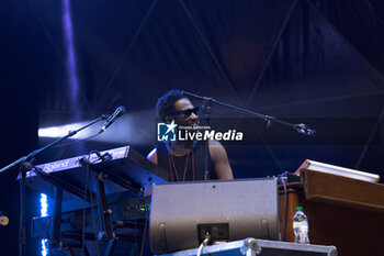 2024-07-10 - Cory Henry singing on stage during the Music for yo solul world tour 2024, at the Villa Ada Festival in Rome, Italy, on July 10, 2024 - CORY HENRY - MUSIC FOR YO SOUL WORLD TOUR 2024 - ROMA - CONCERTS - SINGER AND ARTIST