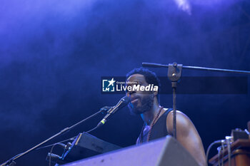 2024-07-10 - Cory Henry singing on stage during the Music for yo solul world tour 2024, at the Villa Ada Festival in Rome, Italy, on July 10, 2024 - CORY HENRY - MUSIC FOR YO SOUL WORLD TOUR 2024 - ROMA - CONCERTS - SINGER AND ARTIST