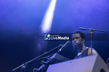 2024-07-10 - Cory Henry singing on stage during the Music for yo solul world tour 2024, at the Villa Ada Festival in Rome, Italy, on July 10, 2024 - CORY HENRY - MUSIC FOR YO SOUL WORLD TOUR 2024 - ROMA - CONCERTS - SINGER AND ARTIST