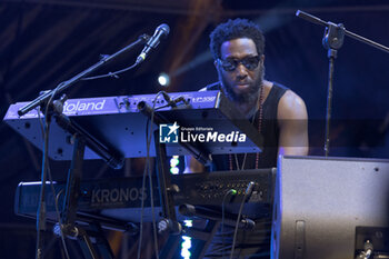 2024-07-10 - Cory Henry singing on stage during the Music for yo solul world tour 2024, at the Villa Ada Festival in Rome, Italy, on July 10, 2024 - CORY HENRY - MUSIC FOR YO SOUL WORLD TOUR 2024 - ROMA - CONCERTS - SINGER AND ARTIST