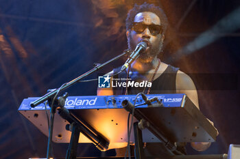 2024-07-10 - Cory Henry singing on stage during the Music for yo solul world tour 2024, at the Villa Ada Festival in Rome, Italy, on July 10, 2024 - CORY HENRY - MUSIC FOR YO SOUL WORLD TOUR 2024 - ROMA - CONCERTS - SINGER AND ARTIST