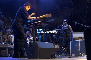 2024-07-10 - Cory Henry singing on stage during the Music for yo solul world tour 2024, at the Villa Ada Festival in Rome, Italy, on July 10, 2024 - CORY HENRY - MUSIC FOR YO SOUL WORLD TOUR 2024 - ROMA - CONCERTS - SINGER AND ARTIST