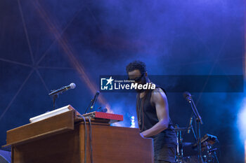 2024-07-10 - Cory Henry singing on stage during the Music for yo solul world tour 2024, at the Villa Ada Festival in Rome, Italy, on July 10, 2024 - CORY HENRY - MUSIC FOR YO SOUL WORLD TOUR 2024 - ROMA - CONCERTS - SINGER AND ARTIST