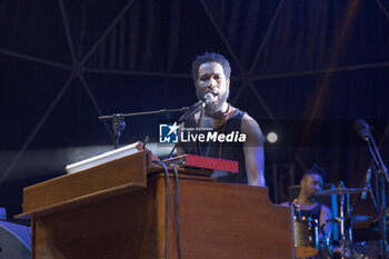 2024-07-10 - Cory Henry singing on stage during the Music for yo solul world tour 2024, at the Villa Ada Festival in Rome, Italy, on July 10, 2024 - CORY HENRY - MUSIC FOR YO SOUL WORLD TOUR 2024 - ROMA - CONCERTS - SINGER AND ARTIST