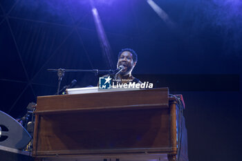 2024-07-10 - Cory Henry singing on stage during the Music for yo solul world tour 2024, at the Villa Ada Festival in Rome, Italy, on July 10, 2024 - CORY HENRY - MUSIC FOR YO SOUL WORLD TOUR 2024 - ROMA - CONCERTS - SINGER AND ARTIST