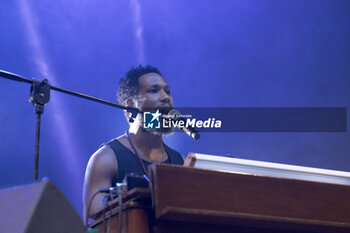 2024-07-10 - Cory Henry singing on stage during the Music for yo solul world tour 2024, at the Villa Ada Festival in Rome, Italy, on July 10, 2024 - CORY HENRY - MUSIC FOR YO SOUL WORLD TOUR 2024 - ROMA - CONCERTS - SINGER AND ARTIST