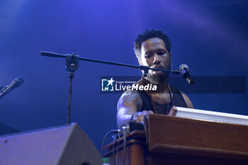 2024-07-10 - Cory Henry singing on stage during the Music for yo solul world tour 2024, at the Villa Ada Festival in Rome, Italy, on July 10, 2024 - CORY HENRY - MUSIC FOR YO SOUL WORLD TOUR 2024 - ROMA - CONCERTS - SINGER AND ARTIST