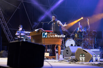 2024-07-10 - Cory Henry singing on stage during the Music for yo solul world tour 2024, at the Villa Ada Festival in Rome, Italy, on July 10, 2024 - CORY HENRY - MUSIC FOR YO SOUL WORLD TOUR 2024 - ROMA - CONCERTS - SINGER AND ARTIST