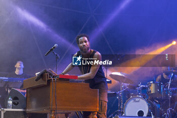 2024-07-10 - Cory Henry singing on stage during the Music for yo solul world tour 2024, at the Villa Ada Festival in Rome, Italy, on July 10, 2024 - CORY HENRY - MUSIC FOR YO SOUL WORLD TOUR 2024 - ROMA - CONCERTS - SINGER AND ARTIST