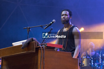 2024-07-10 - Cory Henry singing on stage during the Music for yo solul world tour 2024, at the Villa Ada Festival in Rome, Italy, on July 10, 2024 - CORY HENRY - MUSIC FOR YO SOUL WORLD TOUR 2024 - ROMA - CONCERTS - SINGER AND ARTIST