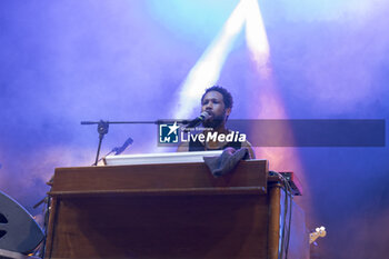 2024-07-10 - Cory Henry singing on stage during the Music for yo solul world tour 2024, at the Villa Ada Festival in Rome, Italy, on July 10, 2024 - CORY HENRY - MUSIC FOR YO SOUL WORLD TOUR 2024 - ROMA - CONCERTS - SINGER AND ARTIST