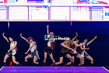 12/07/2024 - Korean Group Nmixx during the show at I-days in Milan - NMIXX - I-DAYS - CONCERTI - CANTANTI E ARTISTI STRANIERI