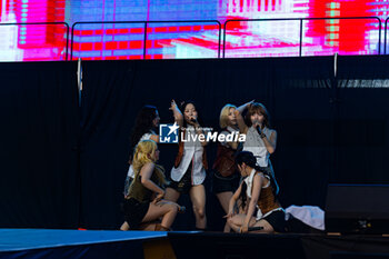 12/07/2024 - Korean Group Nmixx during the show at I-days in Milan - NMIXX - I-DAYS - CONCERTI - CANTANTI E ARTISTI STRANIERI