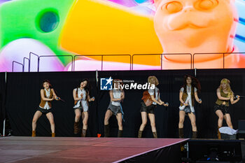 12/07/2024 - Korean Group Nmixx during the show at I-days in Milan - NMIXX - I-DAYS - CONCERTI - CANTANTI E ARTISTI STRANIERI