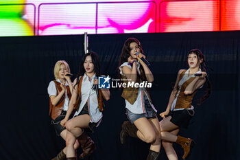 12/07/2024 - Korean Group Nmixx during the show at I-days in Milan - NMIXX - I-DAYS - CONCERTI - CANTANTI E ARTISTI STRANIERI