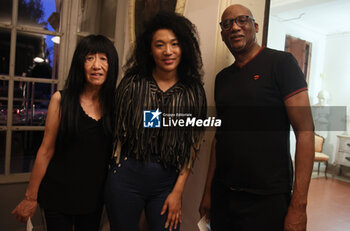 26/07/2024 - American guitarist and singer Judith Hill poses with her mother Michiko (keyboard player) and her father “Pee Wee” (bass player) before their concert at Villa Nicolaj, Calcara, Bologna, Italy, July 26, 2024. Photo Michele Nucci - JUDITH HILL - LETTERS FROM A BLACK WIDOW TOUR - CONCERTI - CANTANTI E ARTISTI STRANIERI