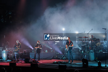 2024-10-31 - Steve Hackett, Roger King, Craig Blundell, Rob Townsend, Jonas Reingold during the GENESIS GREATS Lamb Highlights & Solo Tour on oct 31, 2024 at Auditorium Parco della Musica, Rome, Italy. - STEVE HACKETT - GENESIS GREATS LAMB HIGHLIGHTS & SOLO - CONCERTS - SINGER AND ARTIST