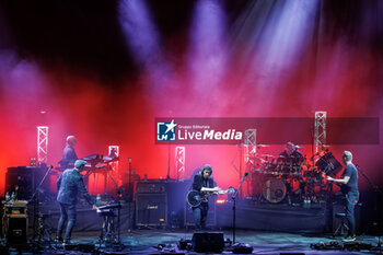 2024-10-31 - Steve Hackett, Roger King, Craig Blundell, Rob Townsend, Jonas Reingold during the GENESIS GREATS Lamb Highlights & Solo Tour on oct 31, 2024 at Auditorium Parco della Musica, Rome, Italy. - STEVE HACKETT - GENESIS GREATS LAMB HIGHLIGHTS & SOLO - CONCERTS - SINGER AND ARTIST