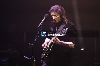 2024-10-31 - Steve Hackett during the concert of “GENESIS GREATS Lamb Highlights & Solo” tour at Auditorium Parco della Musica on October 31, 2024 in Rome - Italy - STEVE HACKETT - GENESIS GREATS LAMB HIGHLIGHTS & SOLO” TOUR  - CONCERTS - SINGER AND ARTIST