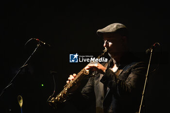 2024-10-31 - Bob Townsend during the concert of Steve Hackett “GENESIS GREATS Lamb Highlights & Solo” tour at Auditorium Parco della Musica on October 31, 2024 in Rome - Italy - STEVE HACKETT - GENESIS GREATS LAMB HIGHLIGHTS & SOLO” TOUR  - CONCERTS - SINGER AND ARTIST