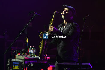 2024-10-31 - Bob Townsend during the concert of Steve Hackett “GENESIS GREATS Lamb Highlights & Solo” tour at Auditorium Parco della Musica on October 31, 2024 in Rome - Italy - STEVE HACKETT - GENESIS GREATS LAMB HIGHLIGHTS & SOLO” TOUR  - CONCERTS - SINGER AND ARTIST