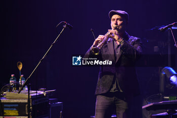 2024-10-31 - Bob Townsend during the concert of Steve Hackett “GENESIS GREATS Lamb Highlights & Solo” tour at Auditorium Parco della Musica on October 31, 2024 in Rome - Italy - STEVE HACKETT - GENESIS GREATS LAMB HIGHLIGHTS & SOLO” TOUR  - CONCERTS - SINGER AND ARTIST