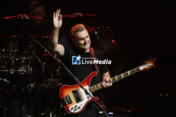 2024-10-31 - Jonas Reingold during the concert of Steve Hackett “GENESIS GREATS Lamb Highlights & Solo” tour at Auditorium Parco della Musica on October 31, 2024 in Rome - Italy - STEVE HACKETT - GENESIS GREATS LAMB HIGHLIGHTS & SOLO” TOUR  - CONCERTS - SINGER AND ARTIST