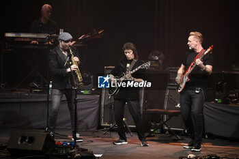 2024-10-31 - Steve Hackett (middle), Bob Townsend (left) and Roger King during the concert of “GENESIS GREATS Lamb Highlights & Solo” tour at Auditorium Parco della Musica on October 31, 2024 in Rome - Italy - STEVE HACKETT - GENESIS GREATS LAMB HIGHLIGHTS & SOLO” TOUR  - CONCERTS - SINGER AND ARTIST