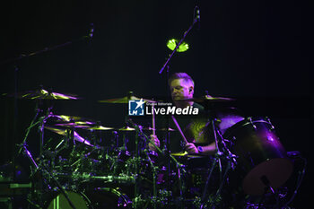 2024-10-31 - Craig Blundell during the concert of Steve Hackett “GENESIS GREATS Lamb Highlights & Solo” tour at Auditorium Parco della Musica on October 31, 2024 in Rome - Italy - STEVE HACKETT - GENESIS GREATS LAMB HIGHLIGHTS & SOLO” TOUR  - CONCERTS - SINGER AND ARTIST