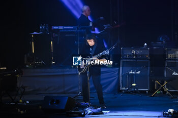 2024-10-31 - Steve Hackett during the concert of “GENESIS GREATS Lamb Highlights & Solo” tour at Auditorium Parco della Musica on October 31, 2024 in Rome - Italy - STEVE HACKETT - GENESIS GREATS LAMB HIGHLIGHTS & SOLO” TOUR  - CONCERTS - SINGER AND ARTIST