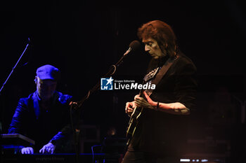 2024-10-31 - Steve Hackett during the concert of “GENESIS GREATS Lamb Highlights & Solo” tour at Auditorium Parco della Musica on October 31, 2024 in Rome - Italy - STEVE HACKETT - GENESIS GREATS LAMB HIGHLIGHTS & SOLO” TOUR  - CONCERTS - SINGER AND ARTIST