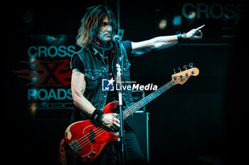 2024-11-02 - Ej Curse play bass - GILBY CLARKE - EUROPEAN TOUR 2024 - CONCERTS - SINGER AND ARTIST