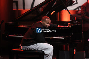 2024-10-28 - French-american jazz singer Cècile Mc Lorin Salvant on stage during her concert in the Bologna Jazz Festival at “Duse” theatre. In the pic Sullivan Fortner (piano) -  Bologna, Italy, October 28, 2024 - CèCILE MC LORIN SALVANT  - BOLOGNA JAZZ FESTIVAL - SHOWS - SINGER AND ARTIST