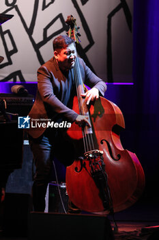 2024-10-28 - French-american jazz singer Cècile Mc Lorin Salvant on stage during her concert in the Bologna Jazz Festival at “Duse” theatre. In the pic Yasushi Nakamura (bass) -  Bologna, Italy, October 28, 2024 - CèCILE MC LORIN SALVANT  - BOLOGNA JAZZ FESTIVAL - SHOWS - SINGER AND ARTIST