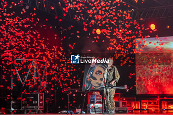 26/06/2024 - Arturo Brachetti performs live. (Painting of Fabrizio De Andre and the end of the show) - ARTURO BRACHETTI - ARTURO RACCONTA BRACHETTI - TEATRO - SPETTACOLI