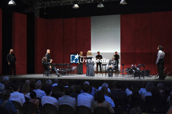 05/07/2024 - Francesco Montanari, Sara Bertela, Francesco Acquaroli, Gennaro Di Biase, Raffaele Ausiello, Amedeo Carlo Capitanelli, Matteo Cecchi, Flavio Francucci - AMLETO - REGIA DI DAVIDE SACCO - TEATRO - SPETTACOLI