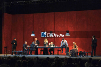 05/07/2024 - Francesco Montanari, Sara Bertela, Francesco Acquaroli, Gennaro Di Biase, Raffaele Ausiello, Amedeo Carlo Capitanelli, Matteo Cecchi, Flavio Francucci, Caterina Tieghi - AMLETO - REGIA DI DAVIDE SACCO - TEATRO - SPETTACOLI