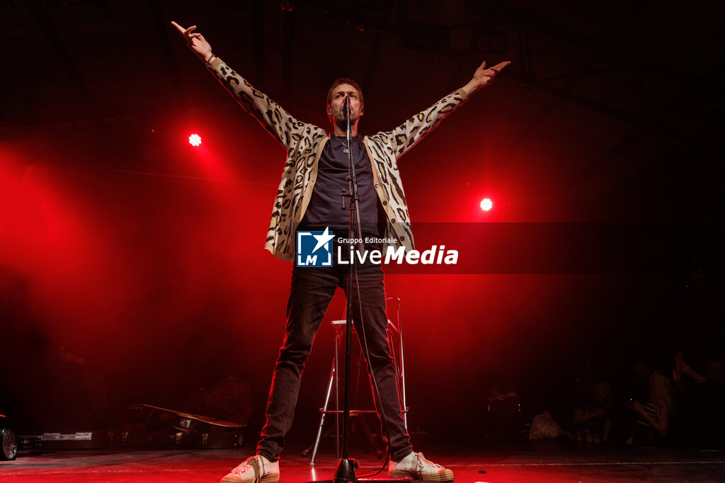 Tom Meighan - Raw Tour 2025 - CONCERTS - SINGER AND ARTIST
