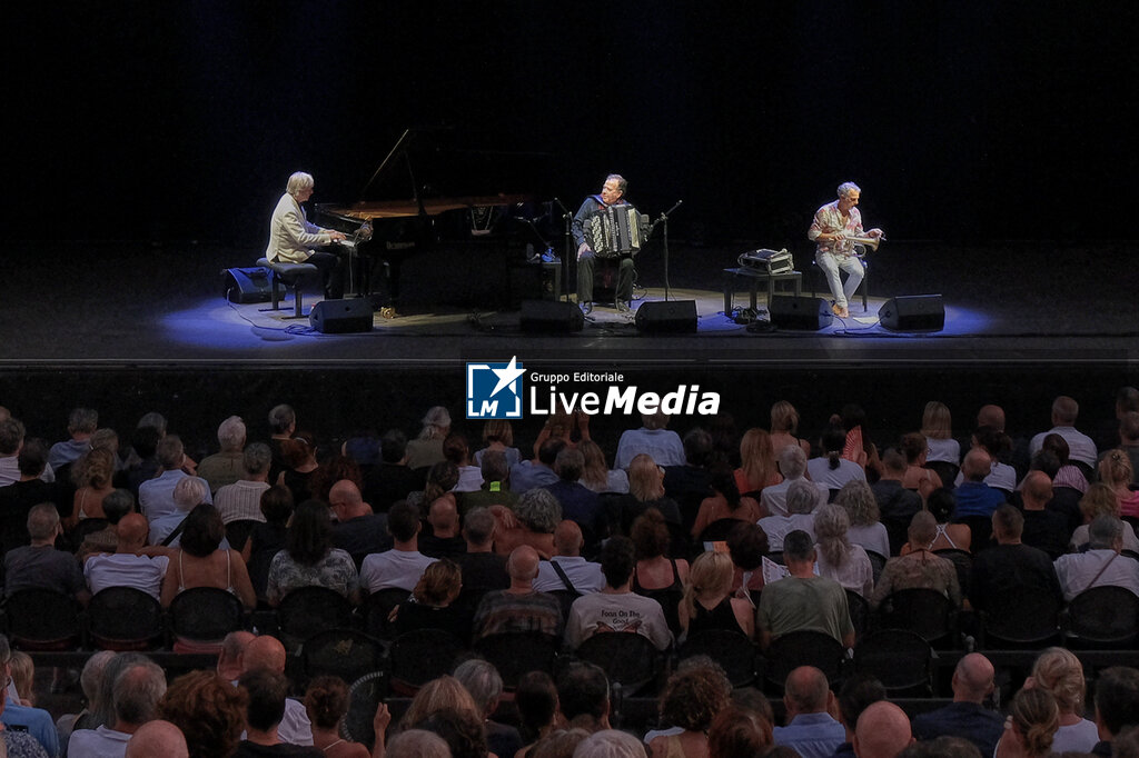 PAOLO FRESU, RICHARD GALLIANO, JAN LUNDGREN - MARE NOSTRUM - CONCERTS - SINGERS AND ARTISTS